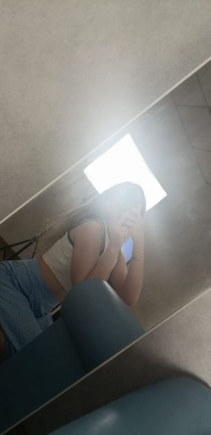 Model - LucyGoldi striptease