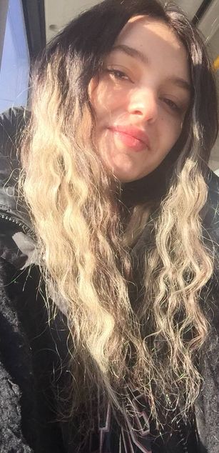 Model - LucyGoldi striptease