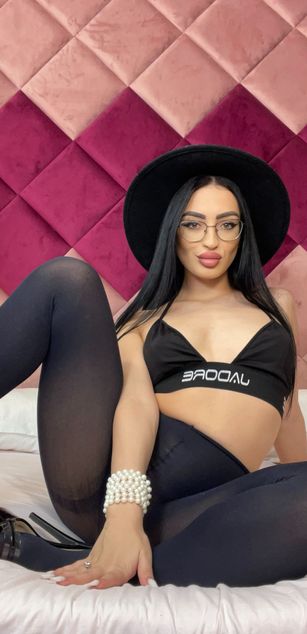 Model - VictoriaLane deepthroat