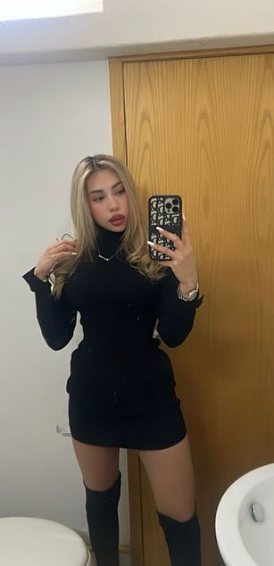 Model - mueca bella dedos