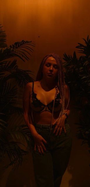 Model - Nikki_Kai dildo