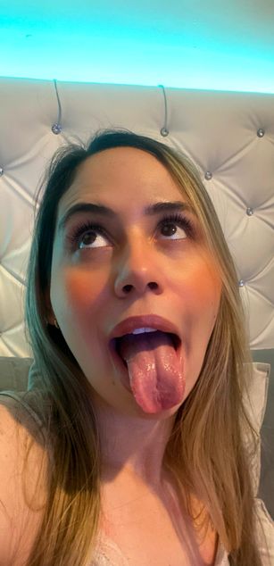 Model - Heidy Kung blowjob