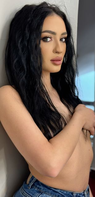 Model - VictoriaLane deepthroat