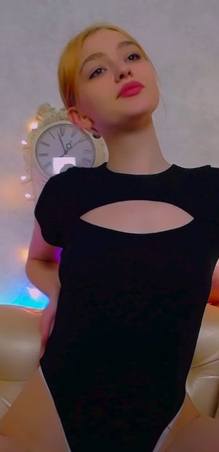 Model - LucyGoldi striptease