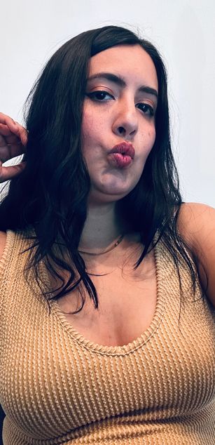 Model - Vanesa Holmes petite