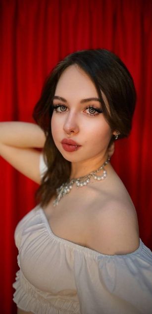 Model - DraculauraTepes sexy