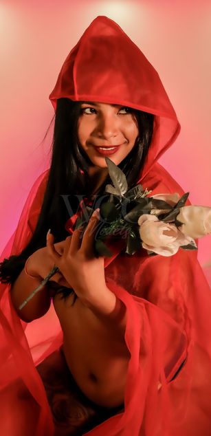 Model - Charlotte Joones latina