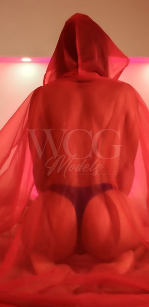 Model - Charlotte Joones latina