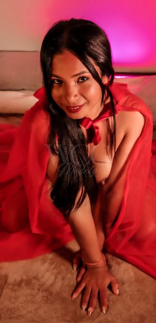 Model - Charlotte Joones latina