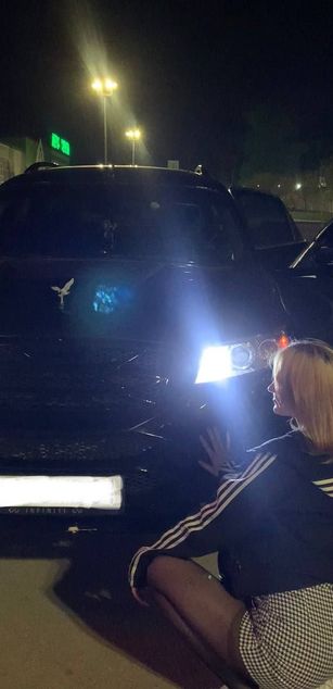 Model - LucyGoldi striptease