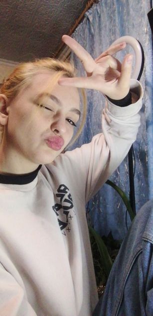 Model - LucyGoldi striptease