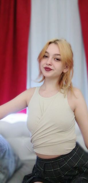 Model - LucyGoldi striptease