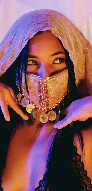 Model - Charlotte Joones latina