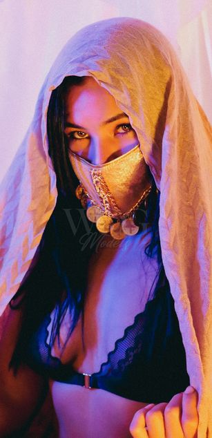 Model - Charlotte Joones latina