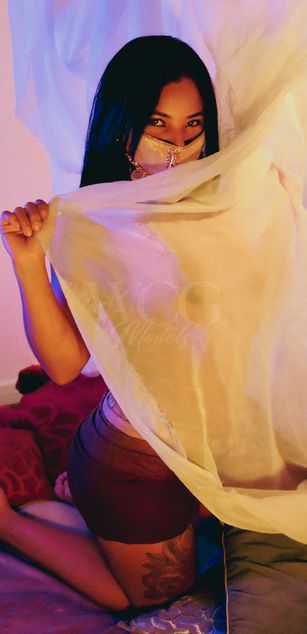 Model - Charlotte Joones latina