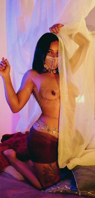 Model - Charlotte Joones latina