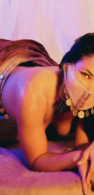 Model - Charlotte Joones latina