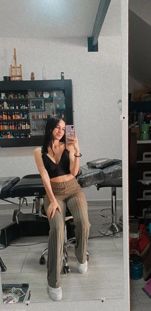 Model - Laura Ferreira Webcam