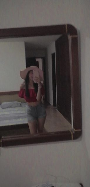 Model - Laura Ferreira Webcam