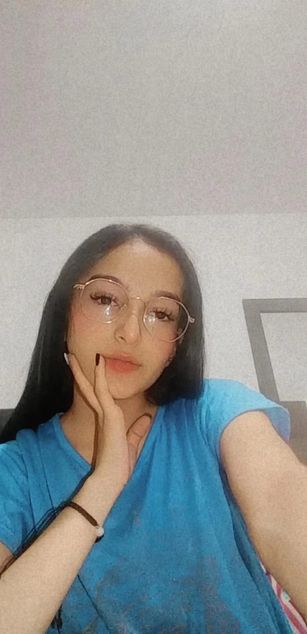 Model - Laura Ferreira Webcam