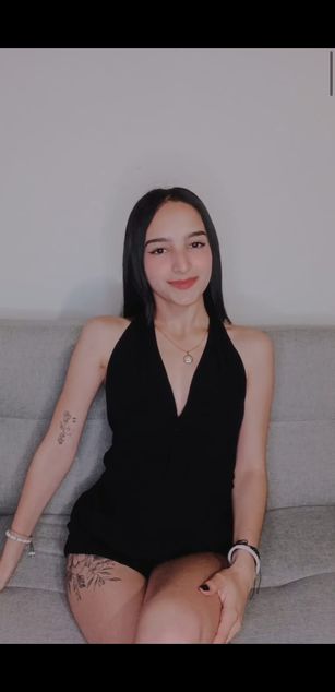 Model - Laura Ferreira Webcam