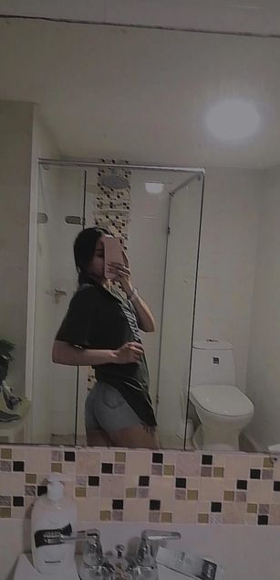 Model - Laura Ferreira Webcam