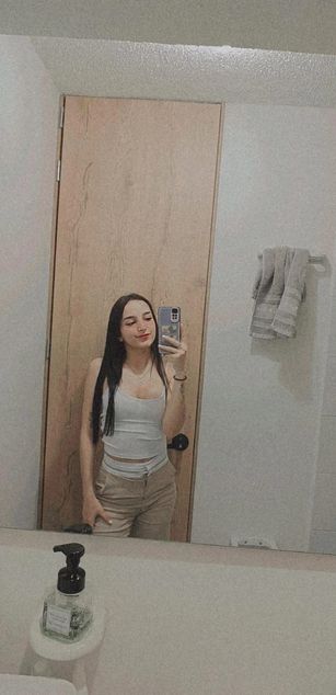 Model - Laura Ferreira Webcam