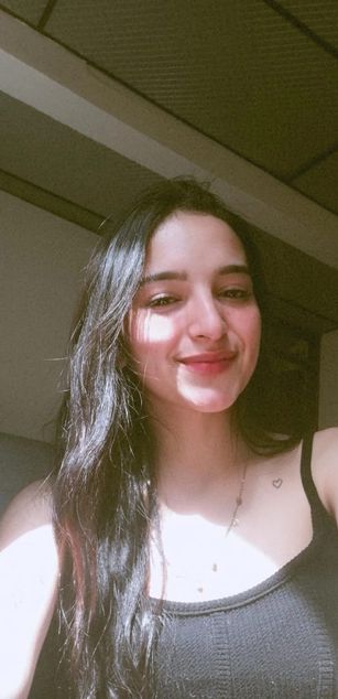 Model - Laura Ferreira Webcam