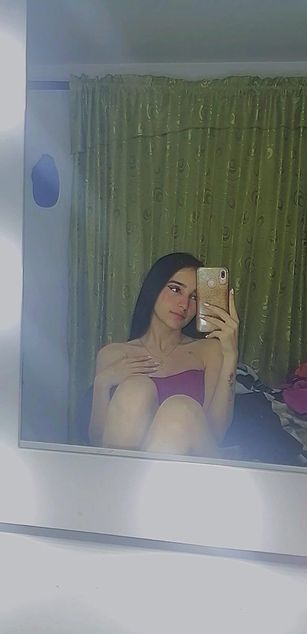 Model - Laura Ferreira Webcam