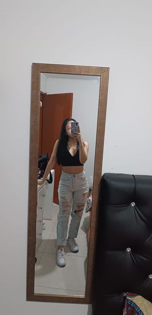 Model - Laura Ferreira Webcam