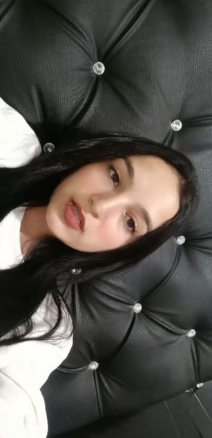 Model - Laura Ferreira Webcam