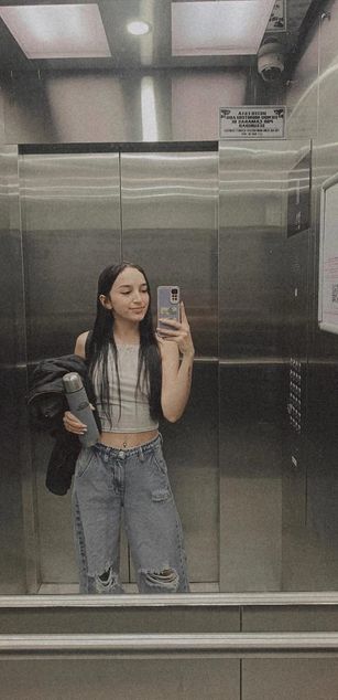 Model - Laura Ferreira Webcam