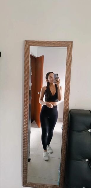 Model - Laura Ferreira Webcam