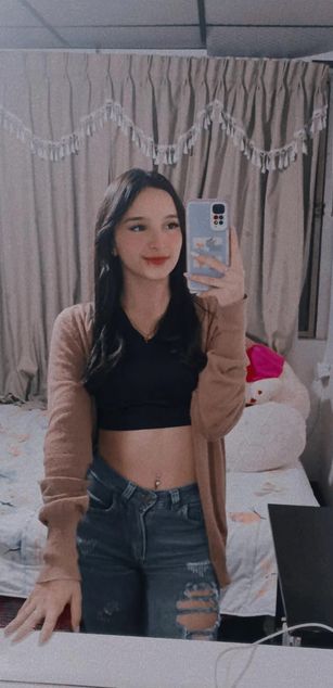 Model - Laura Ferreira Webcam