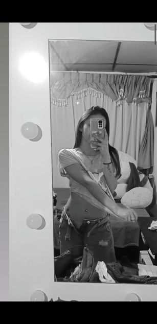 Model - Laura Ferreira Webcam