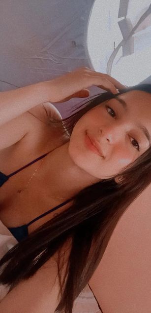 Model - Laura Ferreira Webcam