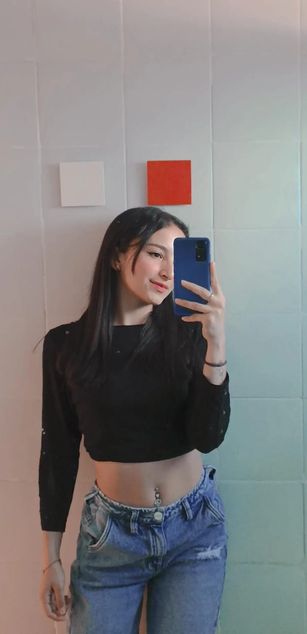 Model - Laura Ferreira Webcam