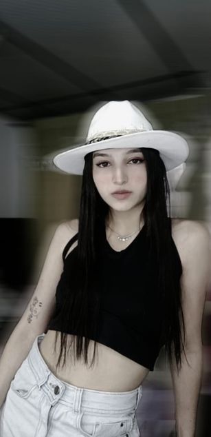 Model - Laura Ferreira Webcam