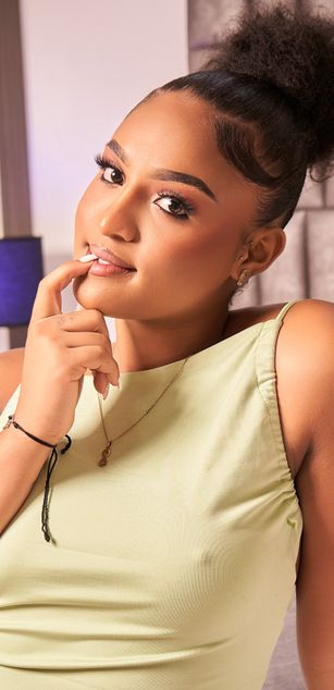 Model - ZoeSantana latina