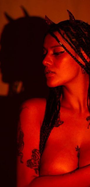 Model - Violet Queen deepthroat