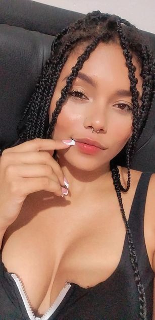 Model - Naomi_Fire deepthroat