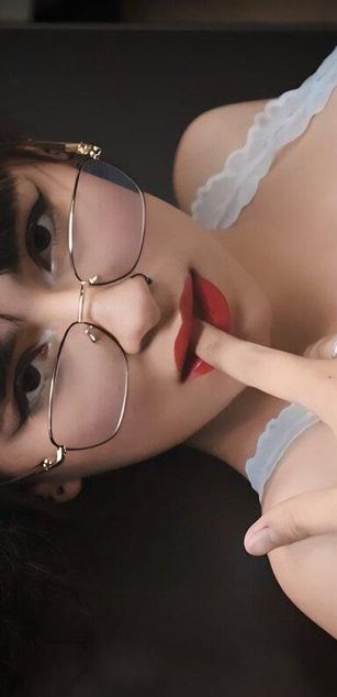 Model - Alynn_Bri feet