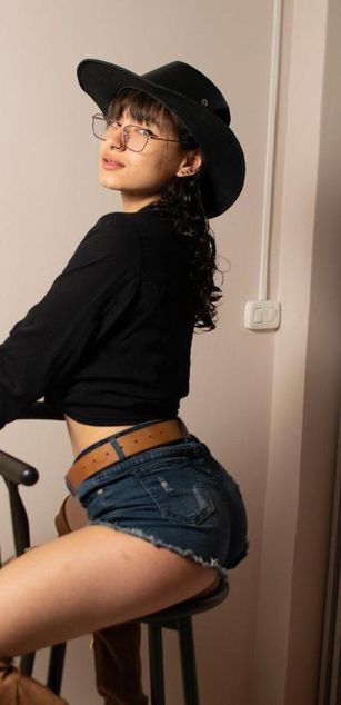 Model - Alynn_Bri feet