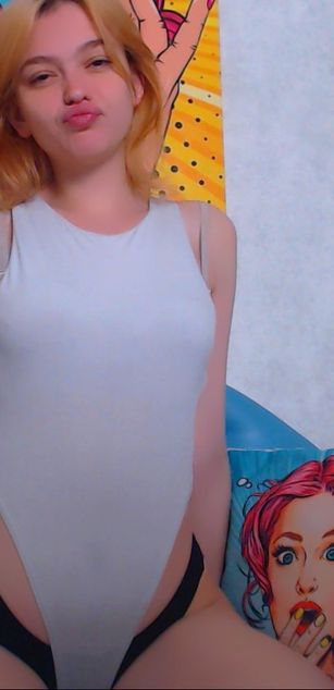 Model - LucyGoldi striptease