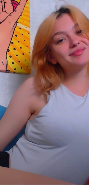 Model - LucyGoldi striptease