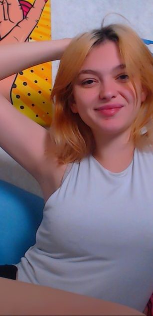 Model - LucyGoldi striptease