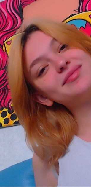 Model - LucyGoldi striptease