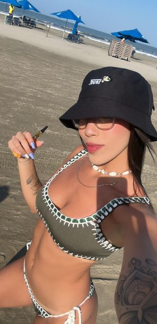 Model - KylieWhite deepthroat