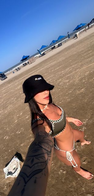 Model - KylieWhite deepthroat