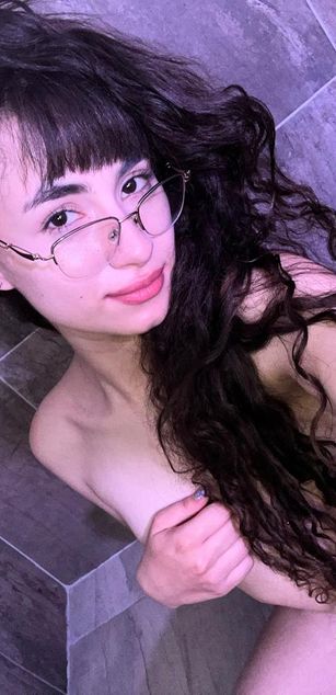 Model - Alynn_Bri feet